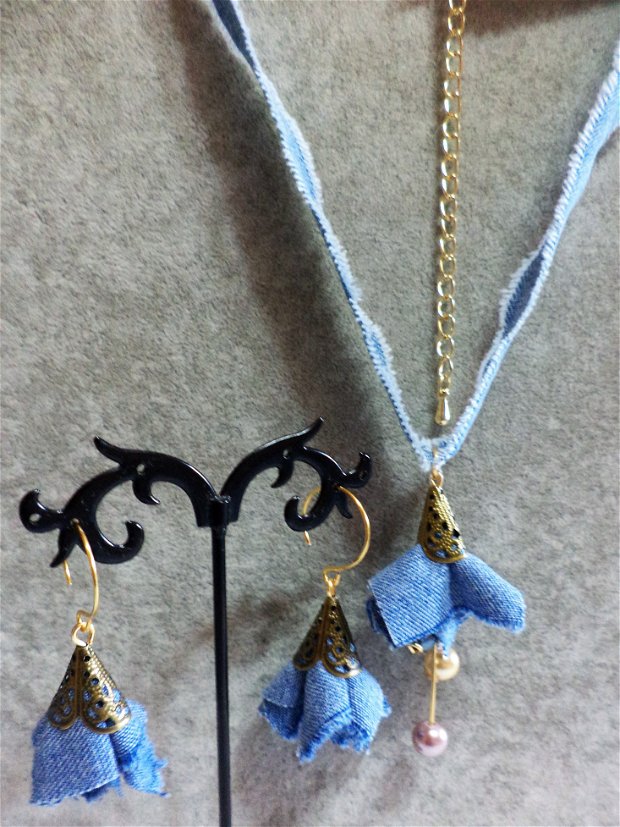 Set bijuterii fantezie handmade,colier si cercei din denim albastru,sarma gilt si perle de sticla