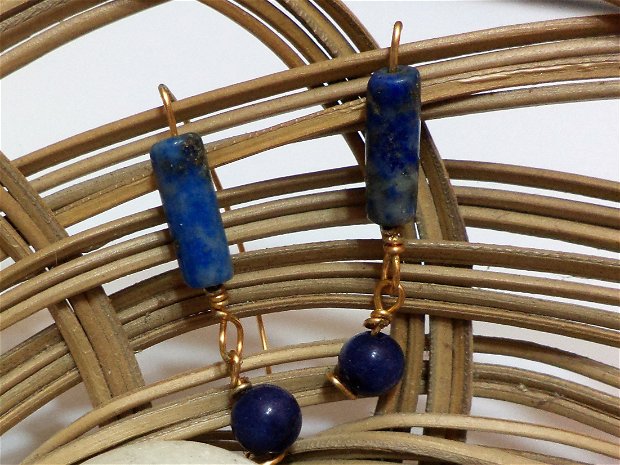 Cercei handmade din sarma gilt sfere de lapis lazuli si sodalit tub