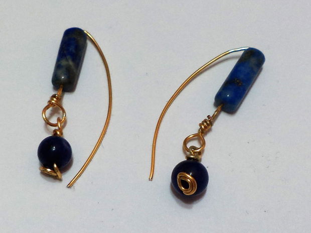 Cercei handmade din sarma gilt sfere de lapis lazuli si sodalit tub