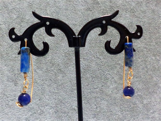 Cercei handmade din sarma gilt sfere de lapis lazuli si sodalit tub