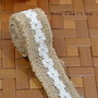 K0278 - (5m x 2,5cm) Banda decorativa, iuta naturala / panza de sac, dantela bumbac