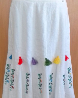fusta alba cu ciucuri si broderie