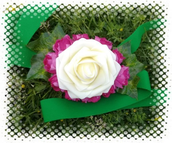 F2053 # Corsaj / brau, panglica grosgrain verde, flori artificiale