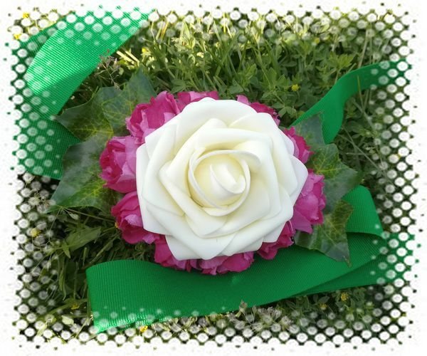 F2053 # Corsaj / brau, panglica grosgrain verde, flori artificiale
