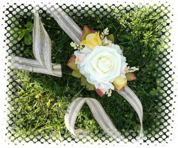 Corsaj / brau, panglica grosgrain verde, flori artificiale # F2052