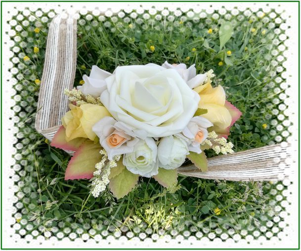 Corsaj / brau, panglica grosgrain verde, flori artificiale # F2052