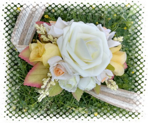 Corsaj / brau, panglica grosgrain verde, flori artificiale # F2052