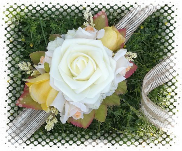 Corsaj / brau, panglica grosgrain verde, flori artificiale # F2052