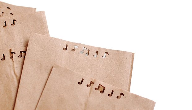 Pliculete natur cu burduf lateral si banda note muzicale - ambalaj kraft paper