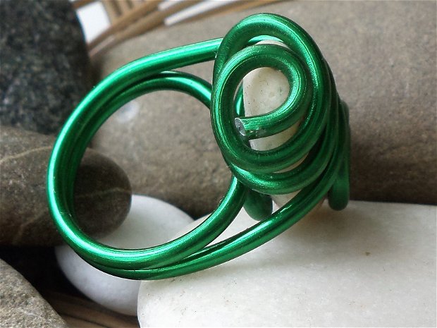 Un inel handmade fantezie din sarma de aluminiu colorata si piatra de rau - white & green