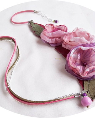 colier floral roze nuantat