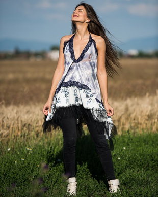 bluza accesorizata cu tull,volane si dantela