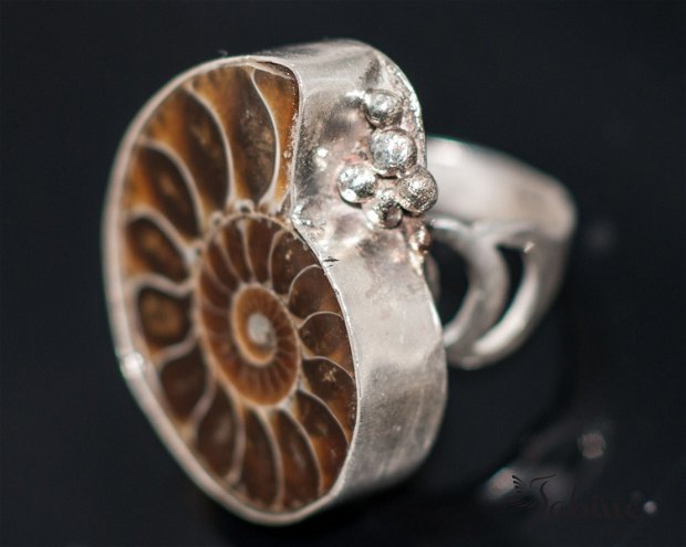 Inel din argint 925 şi amonit, cu bobite de argint, inel lat, inel organic, inel brut, inel mare, inel marime mica
