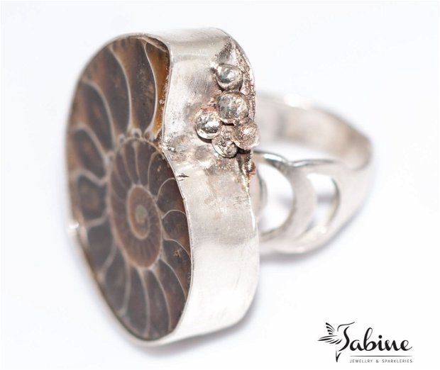 Inel din argint 925 şi amonit, cu bobite de argint, inel lat, inel organic, inel brut, inel mare, inel marime mica