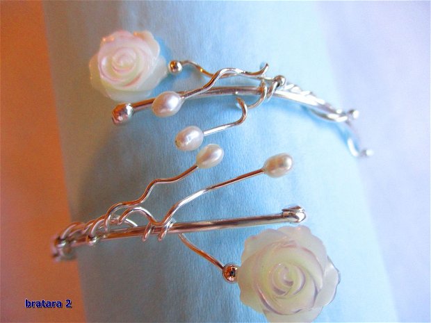 La comanda- Bratara argint impletita cu doi trandafirasi  sidef si perle de cultura, reglabila