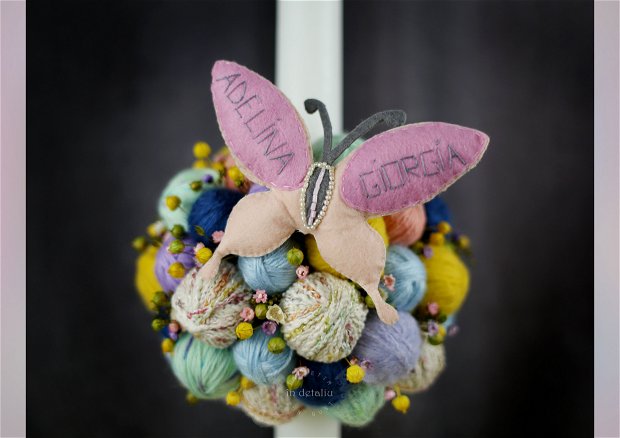 Lumanare de botez, decorata cu gheme, flori uscate si fluture din fetru personalizat