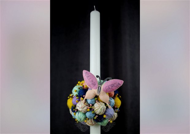 Lumanare de botez, decorata cu gheme, flori uscate si fluture din fetru personalizat