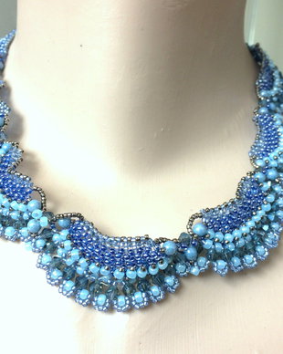 Colier stralucitor pe nuante de albastru-bleu
