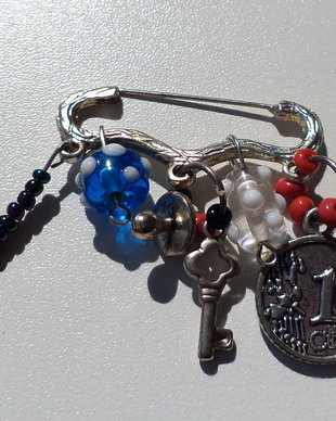 Brosa fantezie ,ac de siguranta cu margele lampwork si charm-uri din argint tibetan