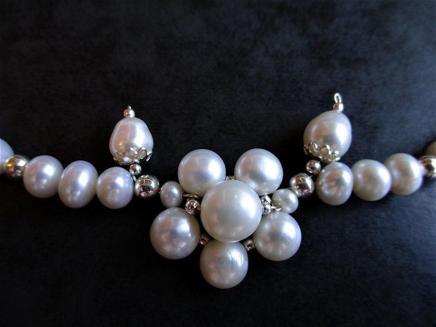 Colier argint si perle de cultura albe cu floare centrala din perle si argint - colier mirese, ocazii, evenimente