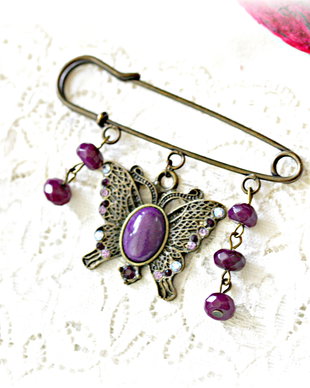 Brosa cu fluture de jad violet