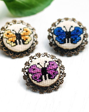 Brosa cu broderie manuala - fluture pe panza taraneasca