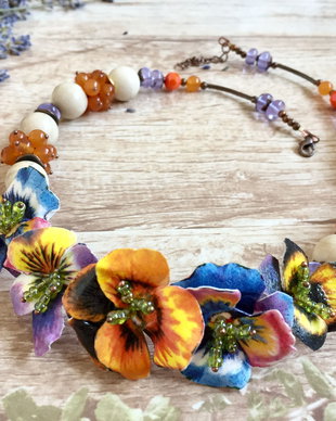 Set /colier si cercei /panselute cu coral si jad