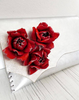 poseta plic handmade unicat din piele - Red Roses on Silver