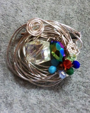 Brosa din sarma gilt si cristale tip swarovski