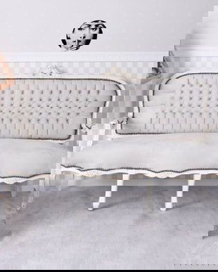 Sofa baroc din lemn masiv alb cu tapiterie din catifea gri deschis