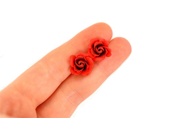Trandafirii rosii- cercei mici