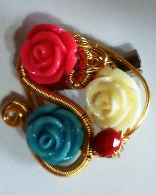 Brosa din sarma gilt si trandafiri din rasina cu un mic cristal fatetat rosu - roses