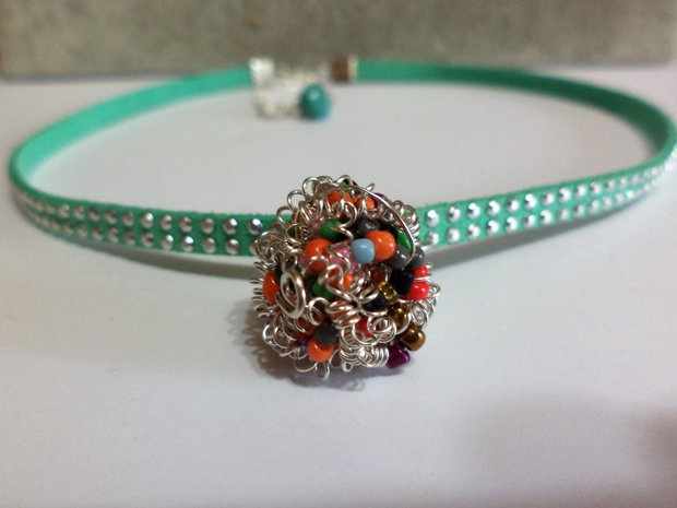 Chocker handmade din snur suede faux cu tinte si pandantiv din sarma cu margele de nisip(margeluta creata)