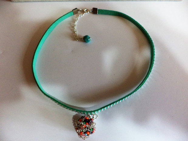 Chocker handmade din snur suede faux cu tinte si pandantiv din sarma cu margele de nisip(margeluta creata)
