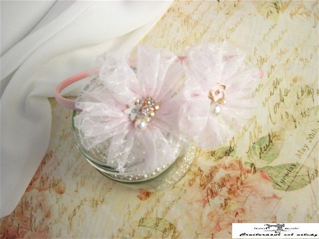 Cordeluta cu flori roz pal pentru ocazii speciale