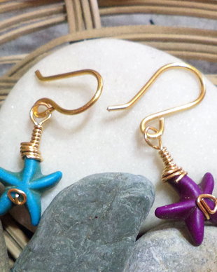 Cercei handmade din sarma gilt si stelute de mare din howlit - stars