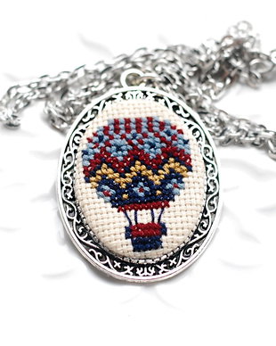 Colier cu broderie manuala - balon cu aer cald  pe panza taraneasca
