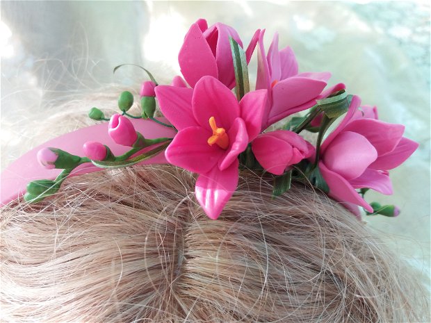 Cordeluță păr cu frezii  roz