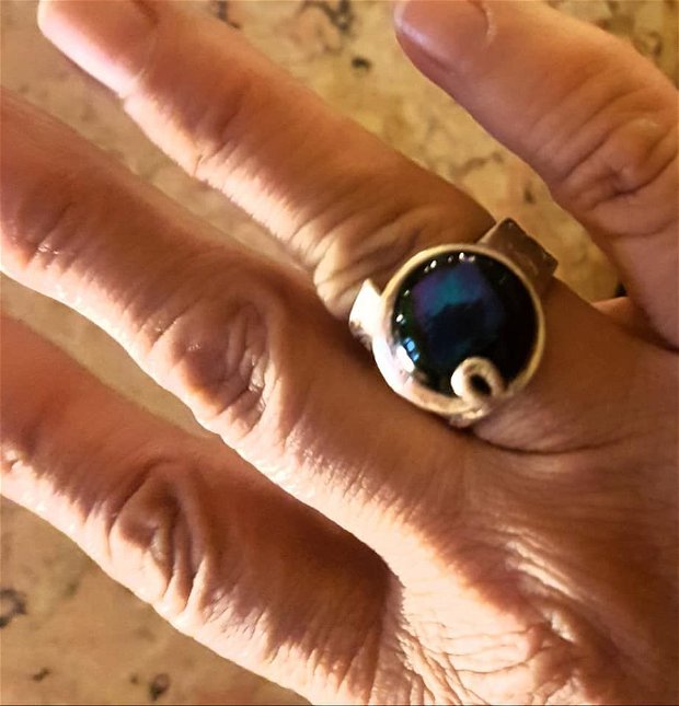 inel unicat din argint fin, asimetric, cu textura si cabochon albastru din sticla de Murano