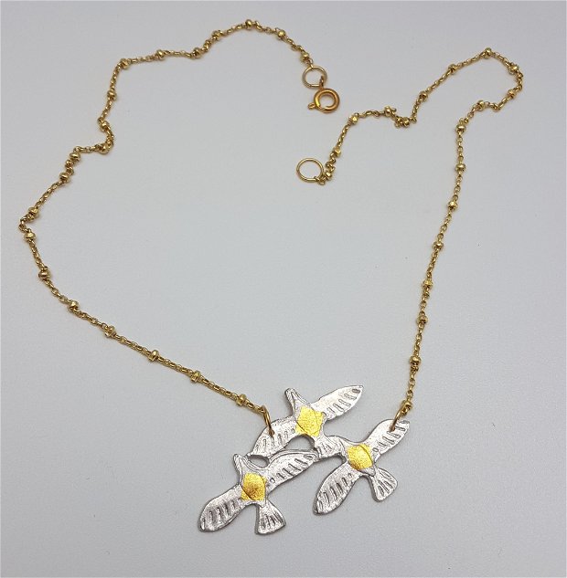 colier unicat din argint fin, cu pandantiv reprezentat de porumbei auriti si lant cu bilute aurit