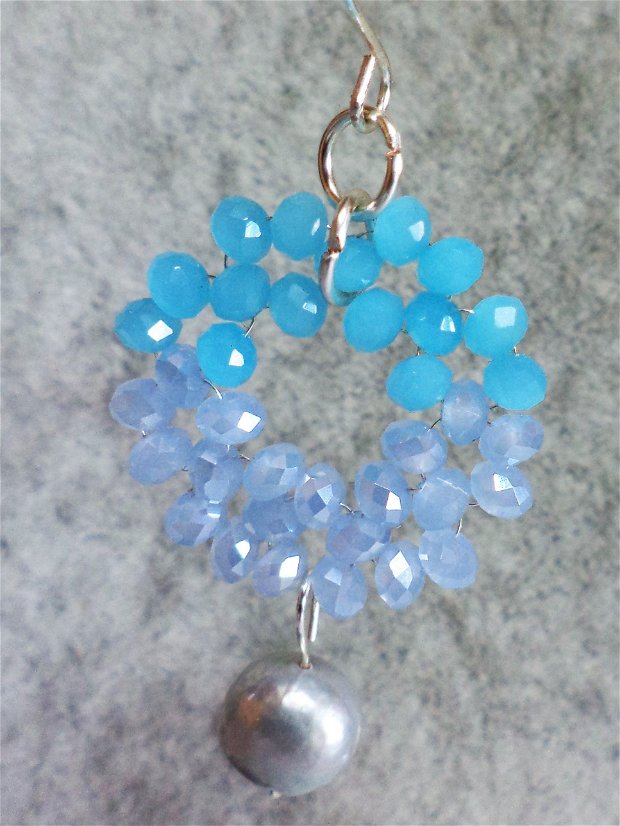 Cercei handmade din sarma gilt,cristale tip swarovski si perle de cultura - blue flower