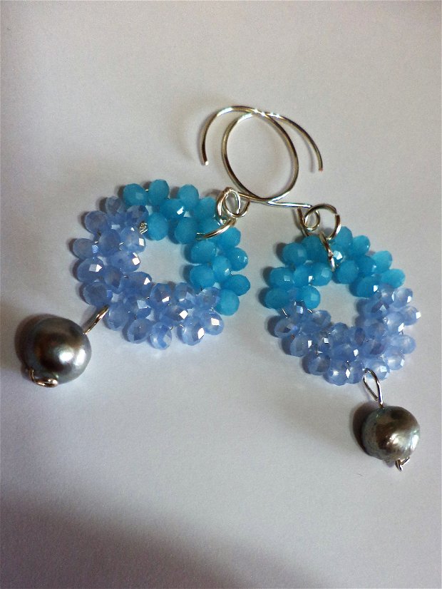 Cercei handmade din sarma gilt,cristale tip swarovski si perle de cultura - blue flower