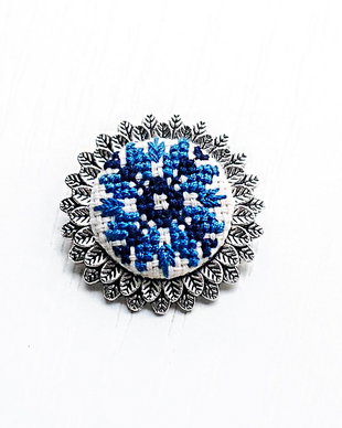 Brosa cu broderie manuala pe panza taraneasca cod B T4877