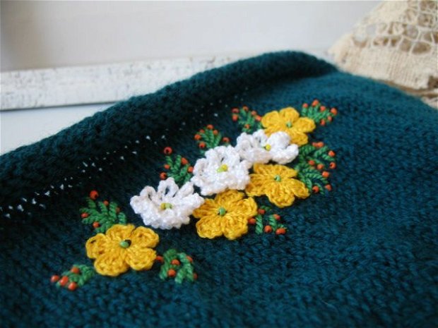 Caciula tricotata cu aplicatii crosetate