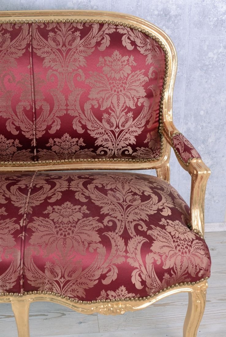 Sofa trei locuri din lemn masiv auriu cu tapiterie rosie