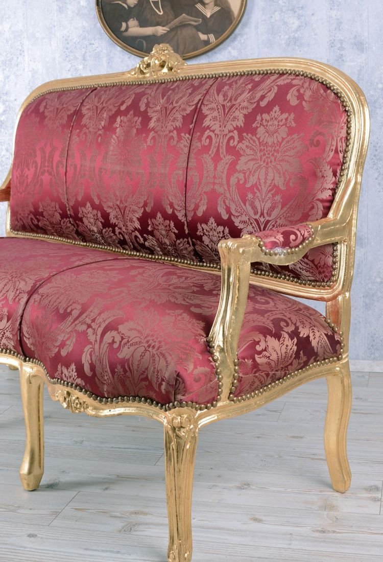 Sofa trei locuri din lemn masiv auriu cu tapiterie rosie