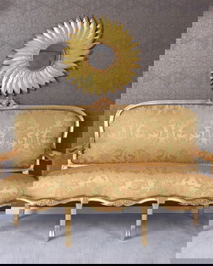 Sofa trei locuri din lemn auriu cu tapiterie din matase aurie