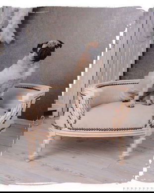 Canapea pentru caine din lemn masiv alb cu tapiterie grej