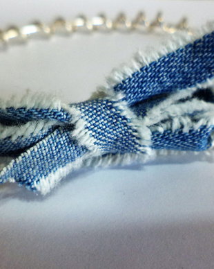 Bratara handmade din sarma si denim - silver