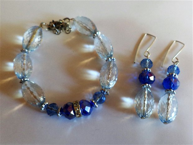 Set handmade de bratara si cercei din cristale de sticla si acrilice  - blue
